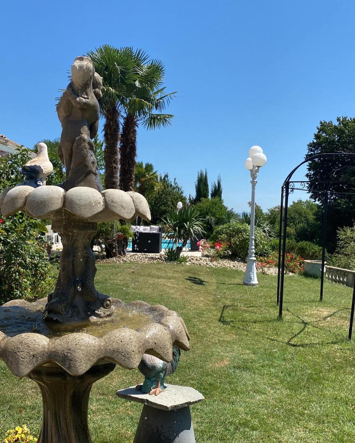Bed and Breakfast Domaine De La Provencale Saint-Didier-de-la-Tour Exterior foto
